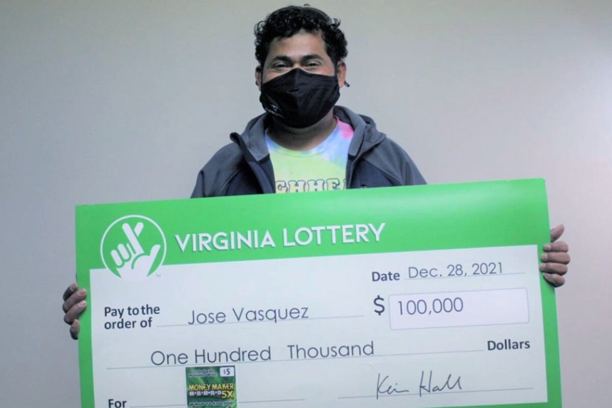 Хосе Васкес с чеком на 100 тысяч долларов
