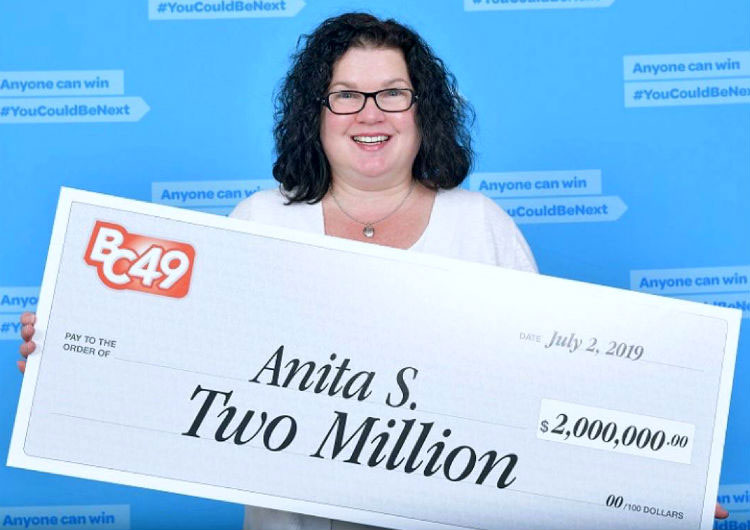 Анита Снайдер с чеком на 2 миллиона долларов